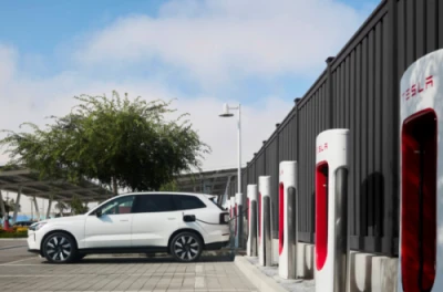 Volvo EV bo lahko uporabljal 17.800 Teslinih superpolnilnih postaj po Združen...